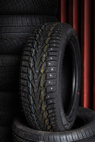 фото протектора и шины WINTERNOVA STUD III Шина ZMAX WINTERNOVA STUD III 235/65 R16C 121/119R