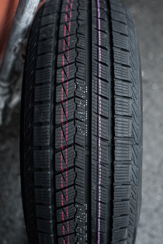 фото протектора и шины ICEPIONEER 868 Шина ZMAX ICEPIONEER 868 235/60 R17 102H